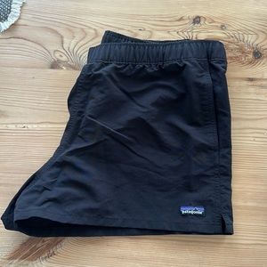 Patagonia women’s 2.5” barely baggies short. Black size Large. Great condition!